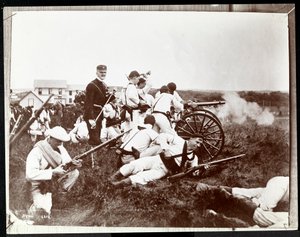 Másolat egy korábbi fotóról, amelyen a New York-i haditengerészeti tartalék katonái láthatók fegyverekkel és ágyúkkal vívott harcban, Fishers Island, New York, 1917 (ezüst zselatin nyomat)